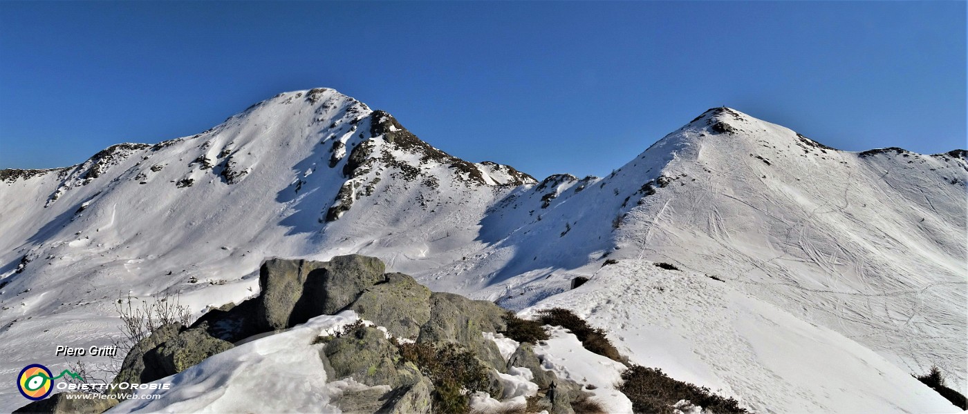 46 Vista su Cima Valle a dx appena discesa e verso il Pizzo delle segade a sx .jpg